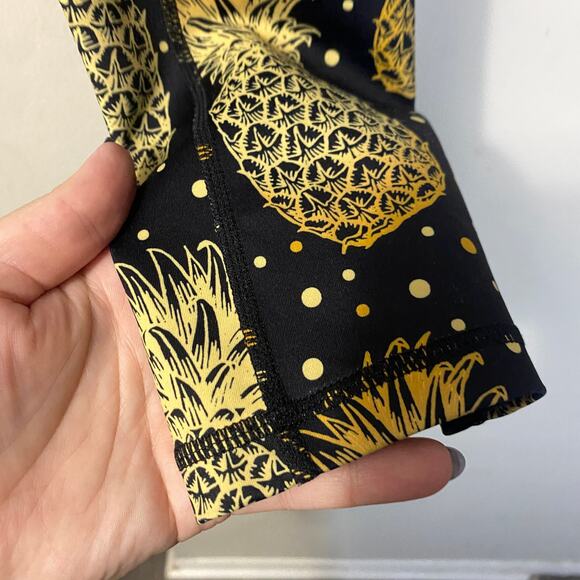 CVG Constantly Varied Gear Black Gold Pineapple Print Crop Legging Capri Sz L - Picture 6 of 12